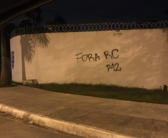 Torcedores do Flamengo picham o muro da Gávea pedindo saída de Ceni