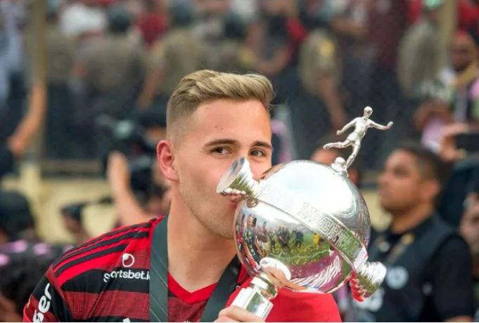 Clubes turcos preparam propostas ao Flamengo por Piris da Motta