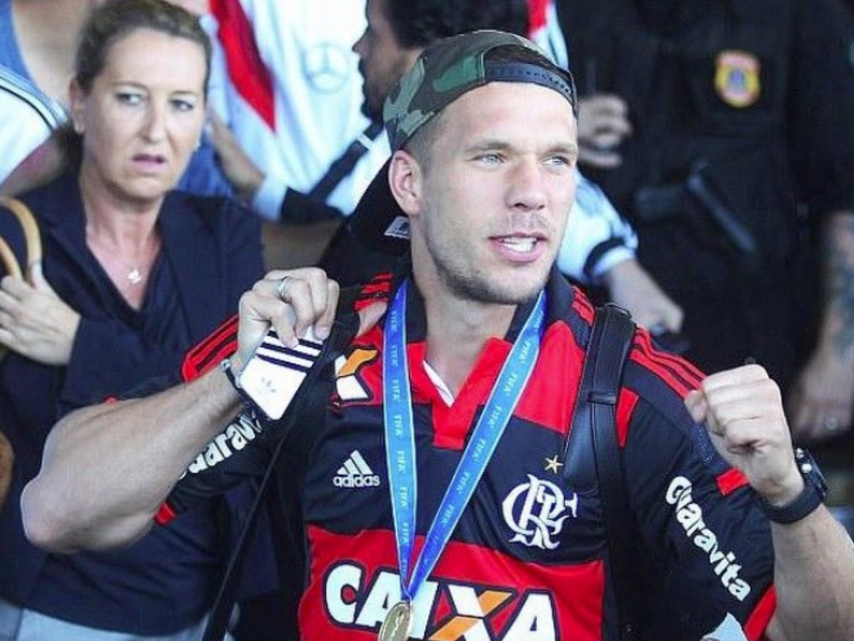 Podolski com a camisa do Flamengo