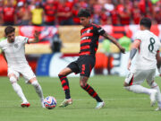Pulgar contra o Chelsea no Mundial (Foto: Gilvan de Souza/Flamengo)