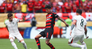 Pulgar contra o Chelsea no Mundial (Foto: Gilvan de Souza/Flamengo)