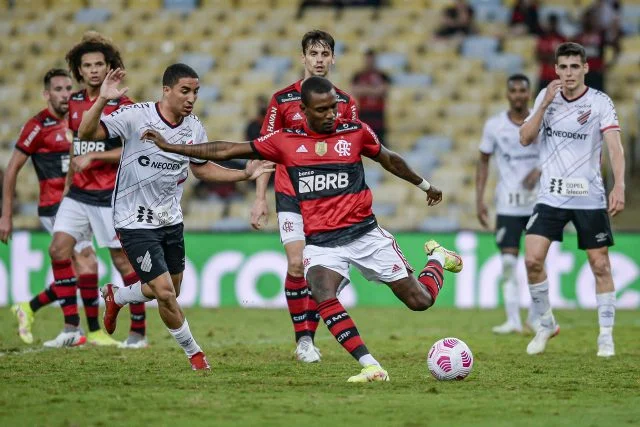 Ramon em ação pelo Flamengo contra o Athletico-PR nas semifinais da Copa do Brasil 2021
