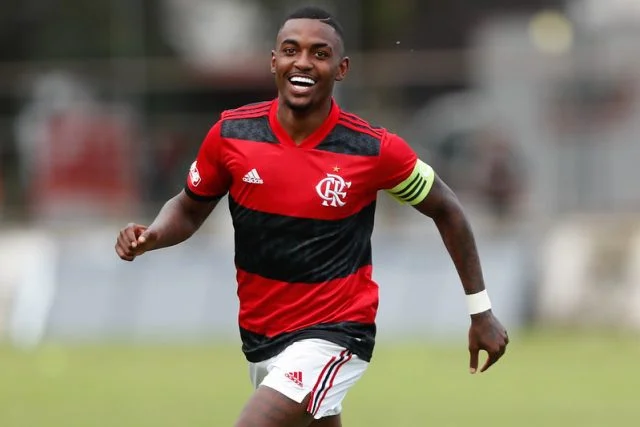 Ramon em ação pelo Flamengo contra o Fluminense no Campeonato Brasileiro Sub-20