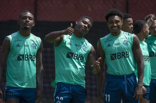 Ramon (esquerda), Lincoln (centro) e Vitinho (direita), durante treinamento do Flamengo no Ninho do Urubu