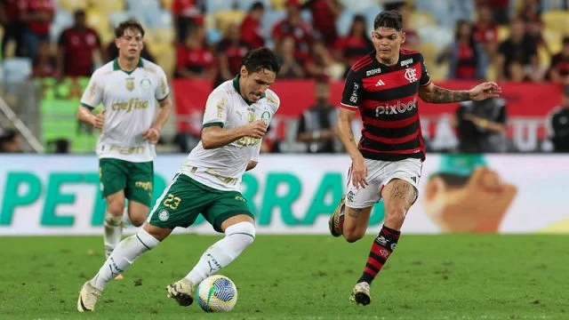 Raphael Veiga durante o jogo entre Flamengo x Palmeiras pela Copa do Brasil 2024 no Maracanã