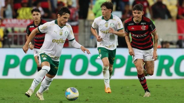 Raphael Veiga e Ayrton Lucas durante o jogo entre Flamengo x Palmeiras pela Copa do Brasil 2024 no Maracanã