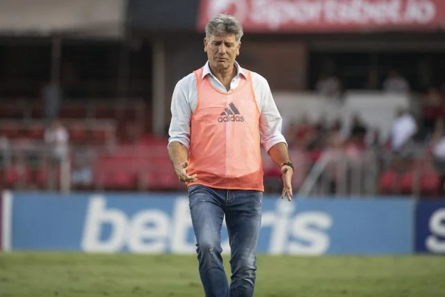 Renato Gaúcho comandando elenco do Flamengo em goleada contra o São Paulo no Brasileirão 2021