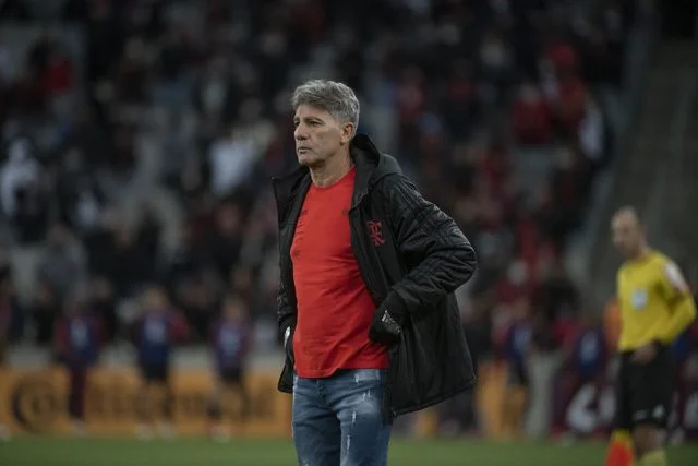 Renato Gaúcho comandando o Flamengo em partida contra o Atletico-PR pela Copa do Brasil