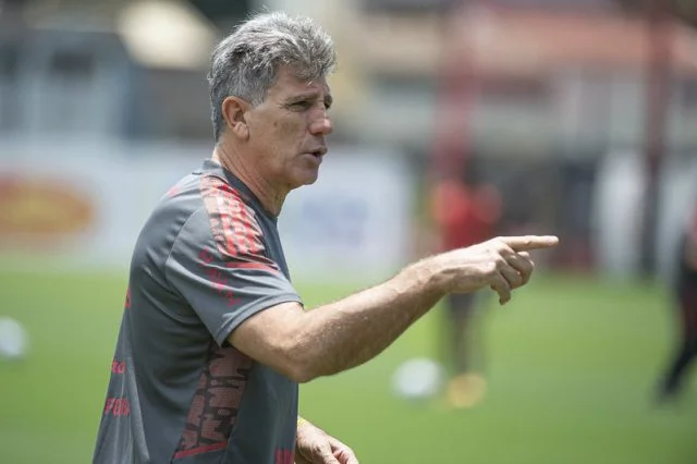Renato Gaúcho coordenando treinamento do Flamengo no Ninho do Urubu