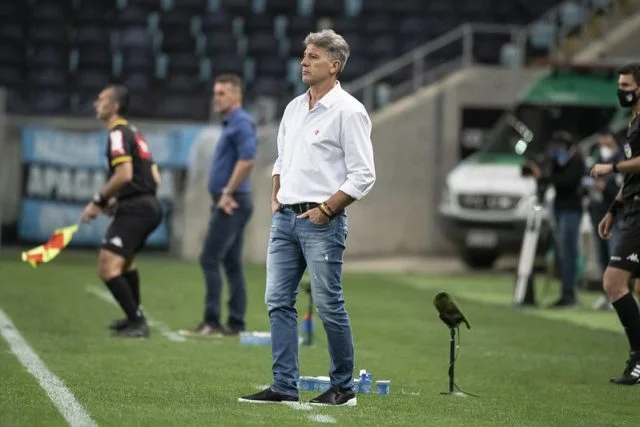 Renato Gaúcho na beira do campo em partida do Flamengo contra o Grêmio pelo Campeonato Brasileiro 2021