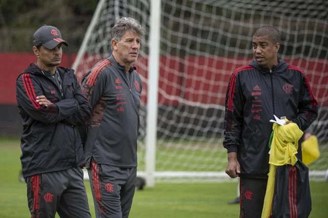 Renato Gaúcho observa os jogadores do Flamengo durante um treinamento no Ninho do Urubu