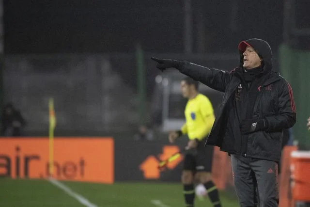 Renato Gaúcho orienta os jogadores do Flamengo no jogo contra o Defensa y Justicia pela Copa Libertadores da temporada de 2021