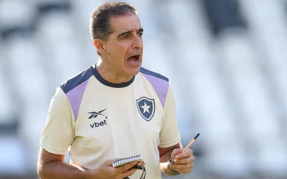 Renato Paiva pelo Botafogo (Foto: Vitor Silva/Botafogo)