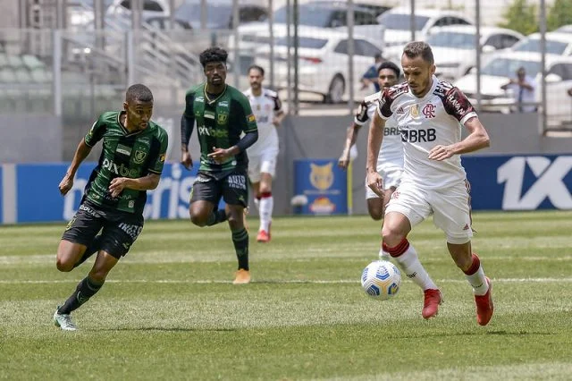 Renê em ação pelo Flamengo durante a partida contra o América-MG pelo Campeonato Brasileiro da temporada de 2021