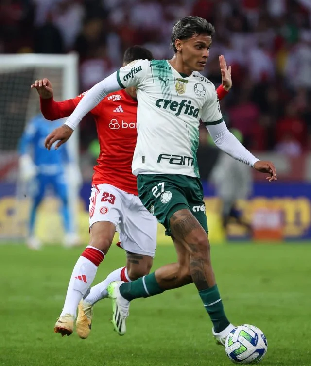 Richard Ríos durante o jogo entre Internacional x Palmeiras pelo Brasileirão 2023 no estádio Beira-Rio