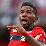Rodinei, ex-Flamengo, assina novo contrato no Brasil