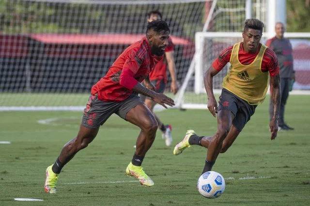 Rodinei e Bruno Henrique em treinamento do Flamengo no Ninho do Urubu