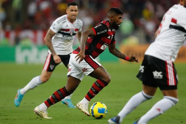 Rodinei em ação pelo Flamengo durante a partida contra o São Paulo pela Copa do Brasil de 2022