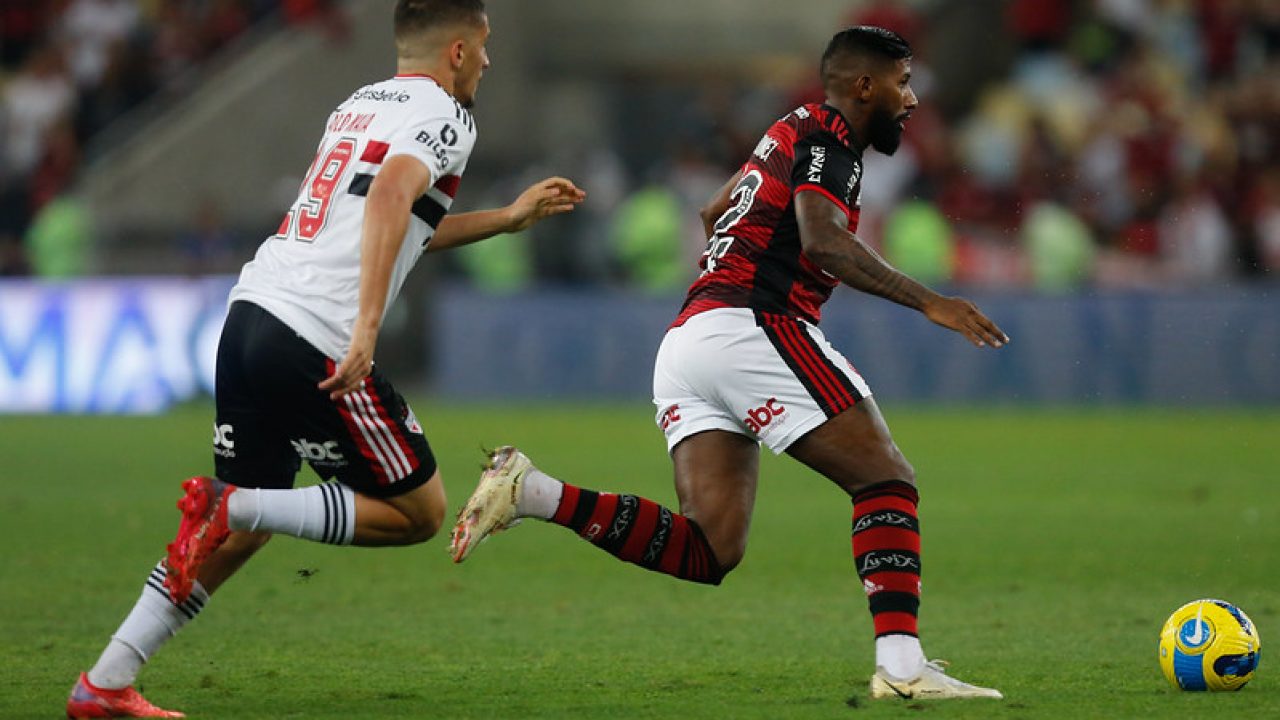 Tropa do calvo! Rodinei e Léo Pereira aplicam trote em joia da base do  Flamengo - Vídeos - Gazeta Esportiva.com