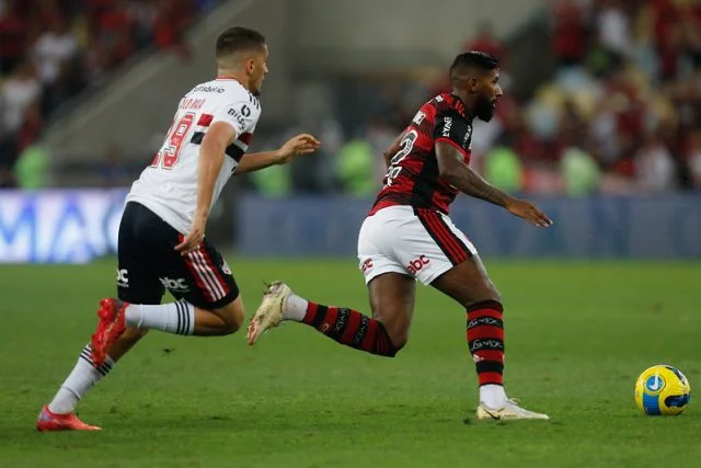 Rodinei em ação pelo Flamengo durante o jogo contra o São Paulo pela Copa do Brasil de 2022