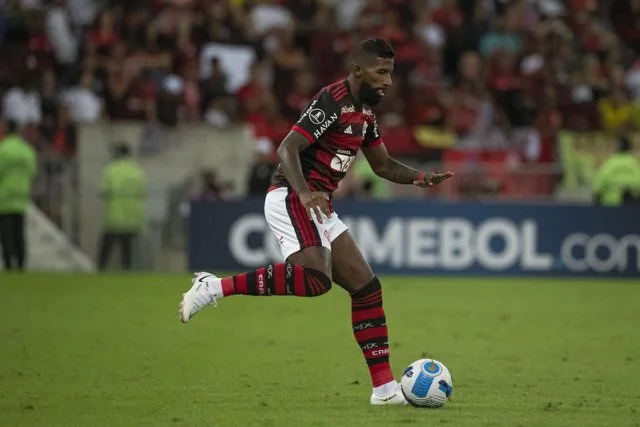 Rodinei em jogo do Flamengo contra o Sporting Cristal pela Libertadores