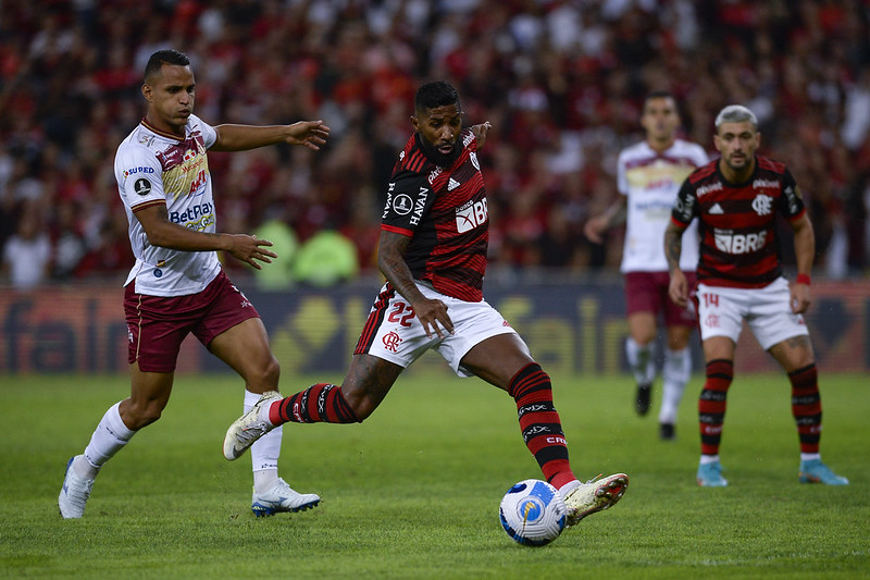 Tropa do calvo! Rodinei e Léo Pereira aplicam trote em joia da base do  Flamengo - Vídeos - Gazeta Esportiva.com