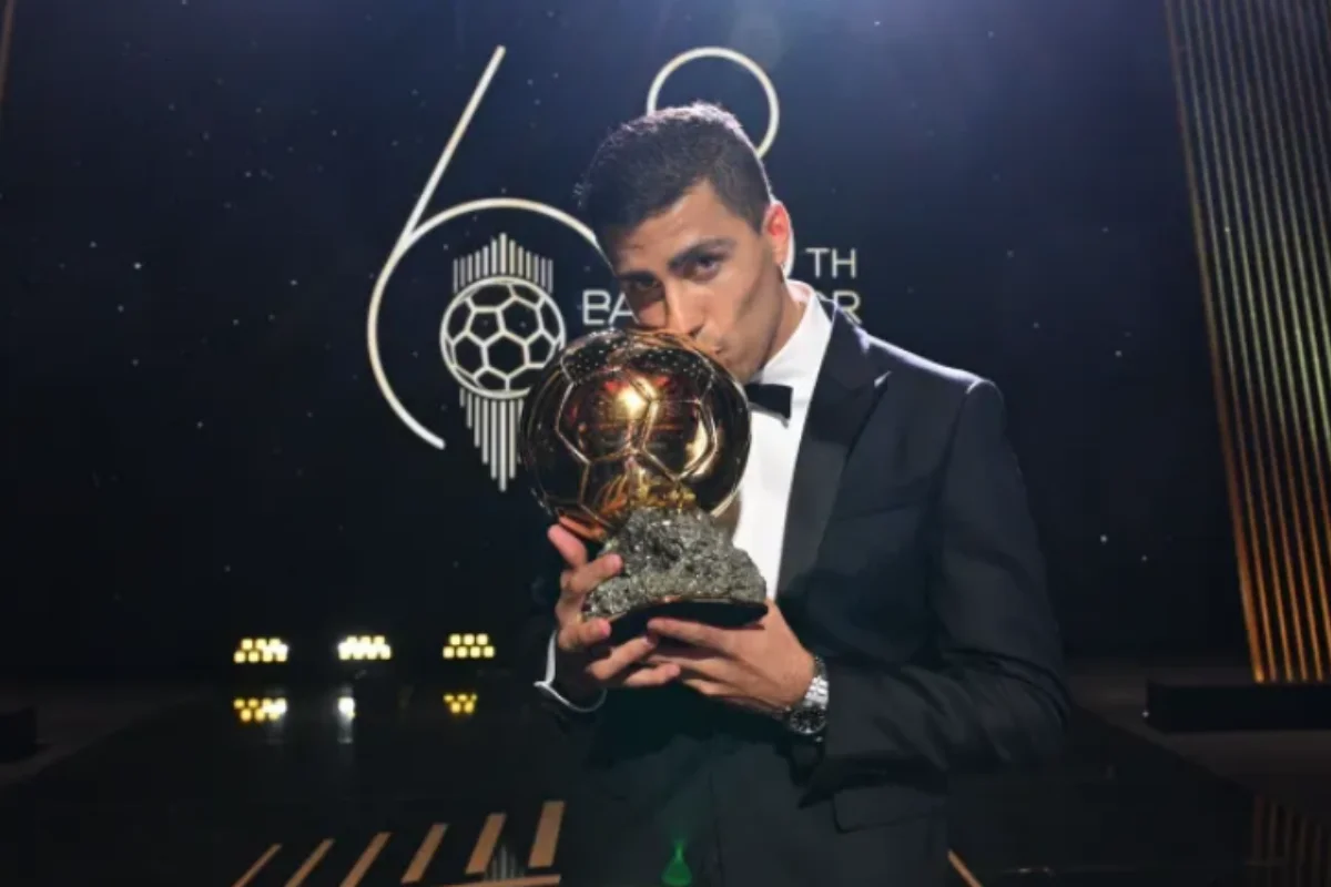 Rodri, do Manchester City, com o prêmio de melhor do mundo - Foto: Divulgação/X/BallonDor