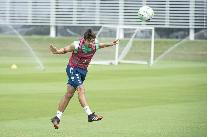 Flamengo divulga vídeo de Rodrigo Caio fazendo treino com bola; assista