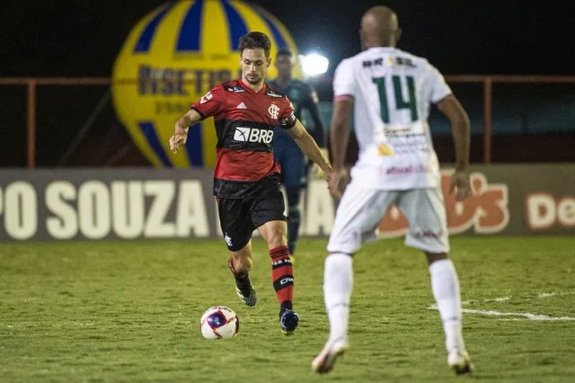 Rodrigo Caio em ação pelo Flamengo durante o jogo contra a Portuguesa no Campeonato Carioca de 2021
