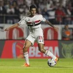 Rodrigo Nestor protagoniza situação inusitada com a arbitragem durante jogo do São Paulo; vídeo 