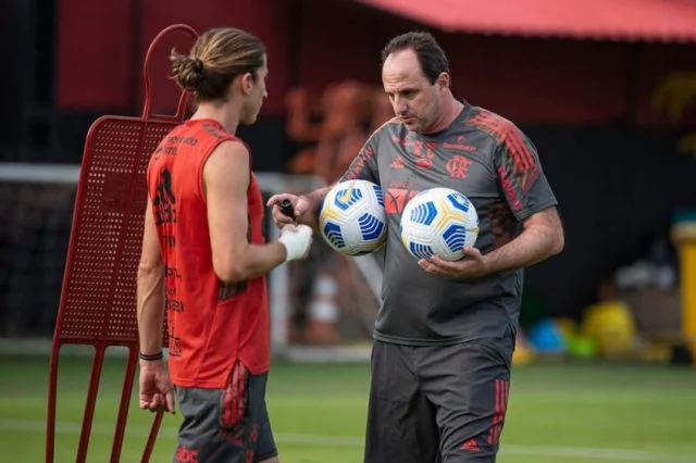 Rogério Ceni e Filipe Luís durante um treino do Flamengo no Ninho do Urubu