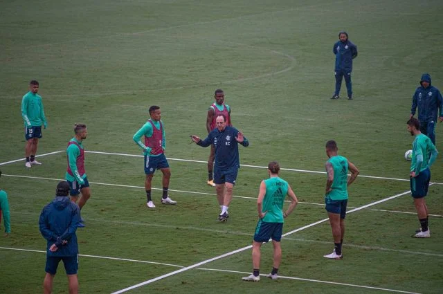 Rogerio Ceni orienta jogadores do Flamengo durante treinamento no Ninho do Urubu