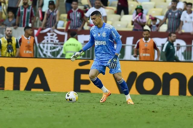 Santos em ação pelo Flamengo durante o jogo contra o Fluminense pelo Brasileirão de 2022