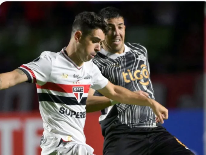 Com um jogador a menos, São Paulo empata com o Libertad e se classifica na Libertadores