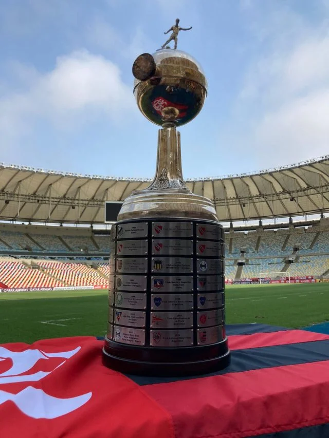 Taça da Libertadores e bandeira do Flamengo no estádio do Maracanã