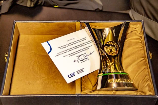 Taça do Campeonato Brasileiro com uma carta assinada pelo presidente da CBF