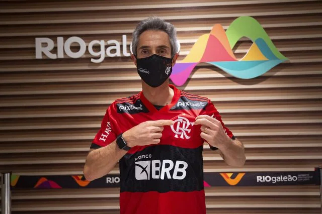 Técnico Paulo Sousa chega ao Rio de Janeiro para assumir o Flamengo