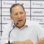 Flamengo provoca John Textor, dono do Botafogo, após títulos da Libertadores e do Brasileirão
