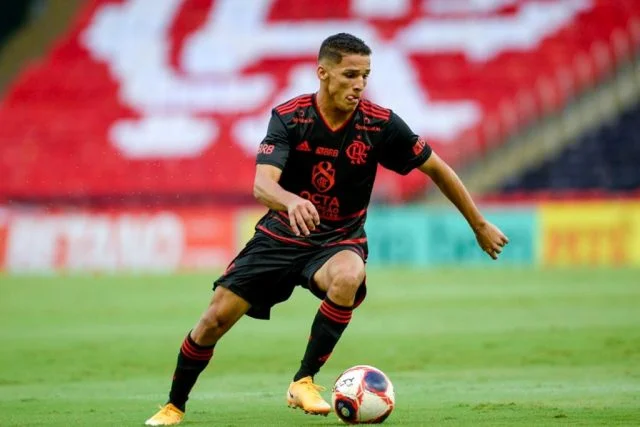 Thiago Fernandes, o Thiaguinho, em ação pelo time profissional do Flamengo em 2021