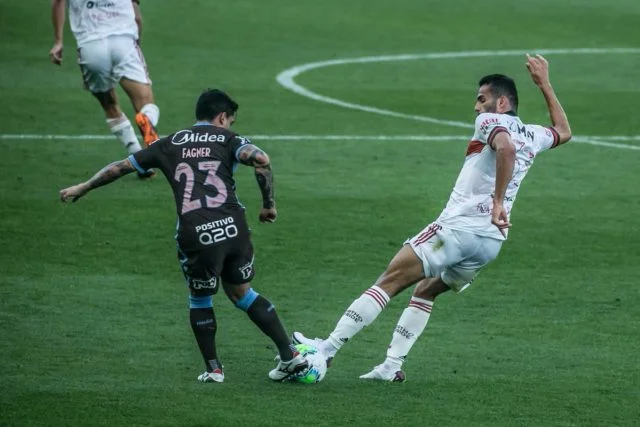Thiago Maia em ação com a camisa do Flamengo na partida contra o Corinthians