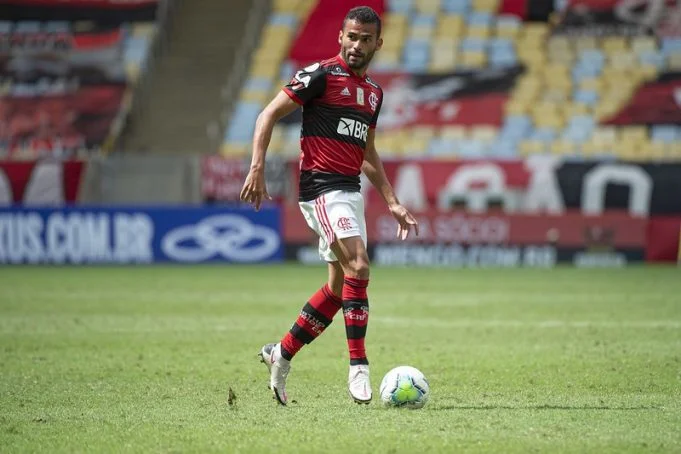Lille pede que Thiago Maia viaje para a França; Flamengo e jogador não concordam