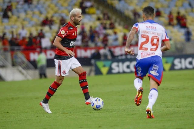 Thiago Maia em ação pelo Flamengo contra o Bahia no Campeonato Brasileiro 2021