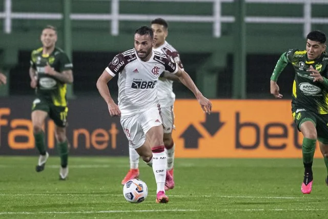 Thiago Maia em ação pelo Flamengo contra o Defensa y Justicia pela Copa Libertadores