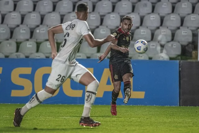 Thiago Maia em ação pelo Flamengo contra o Santos no Campeonato Brasileiro 2021