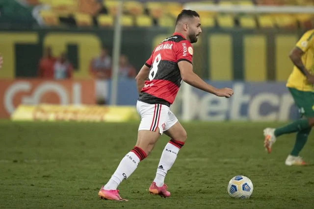 Thiago Maia em ação pelo Flamengo diante da equipe do Cuiabá pelo Campeonato Brasileiro da temporada de 2021