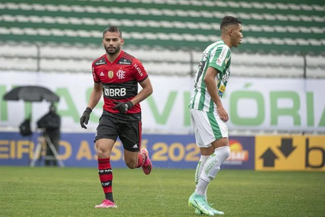 Thiago Maia em ação pelo Flamengo diante da equipe do Juventude pelo Campeonato Brasileiro da temporada de 2021