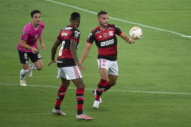 Thiago Maia em ação pelo Flamengo na partida contra o Independiente del Valle pela Copa Libertadores de 2020