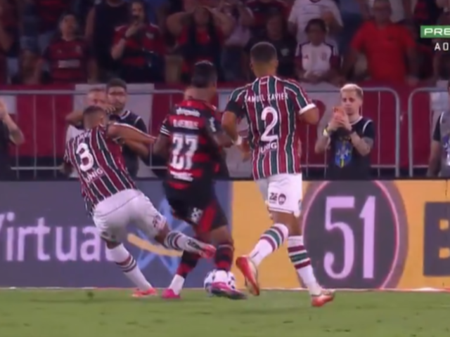 Thiago Silva chuta Bruno Henrique, mas arbitragem não marca pênalti