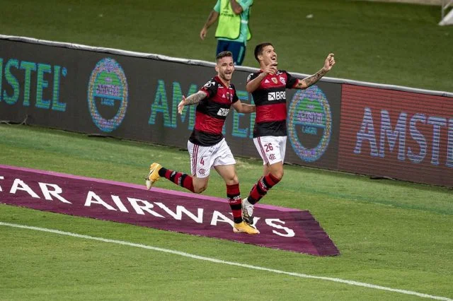 Thuler e Léo Pereira em ação pelo Flamengo na Libertadores contra Jr Barranquilla