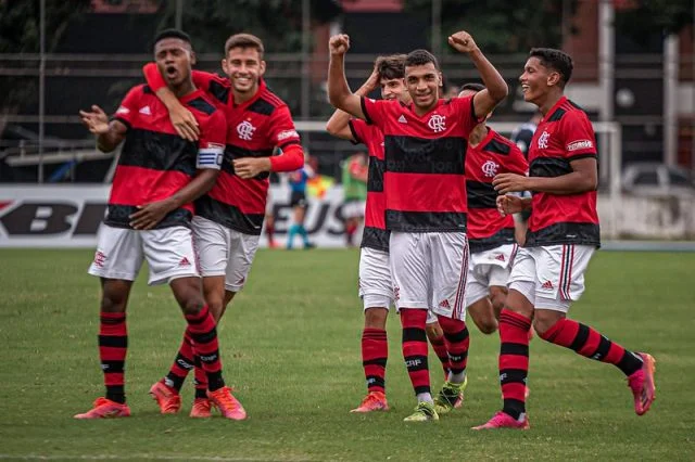 Time sub-17 do Flamengo vibra com gol marcado no clássico contra o Botafogo